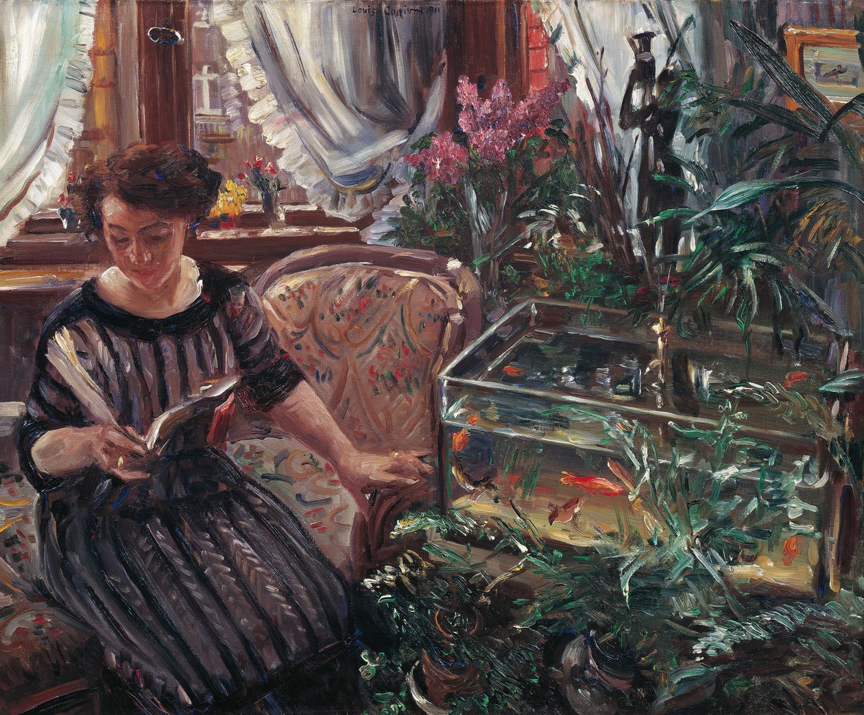 Uma mulher lendo perto de um tanque de peixes dourados, 1911. de Lovis Corinth