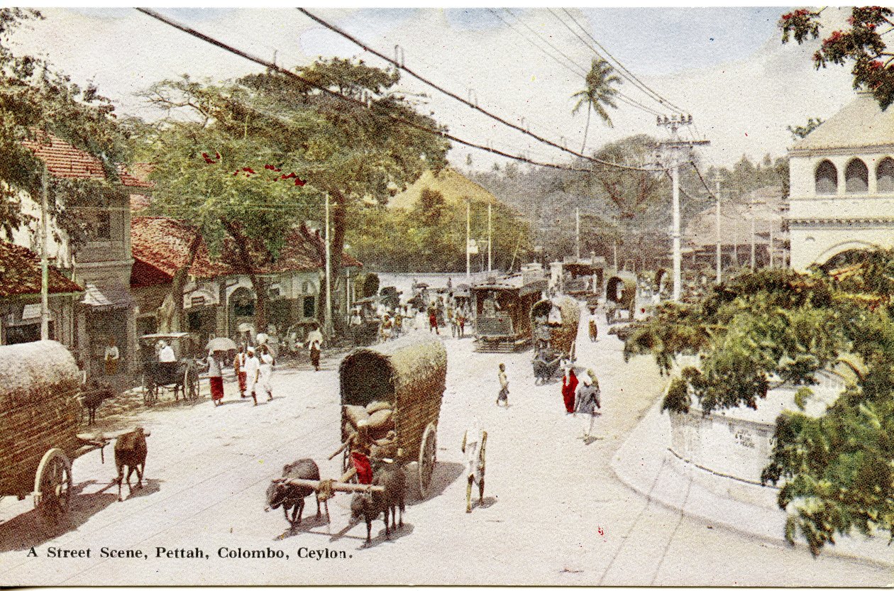 Uma cena de rua, Pettah, Colombo, Ceilão, c.1900-20 (fotografia colorida à mão) de Ltd. Ceylon Plâté