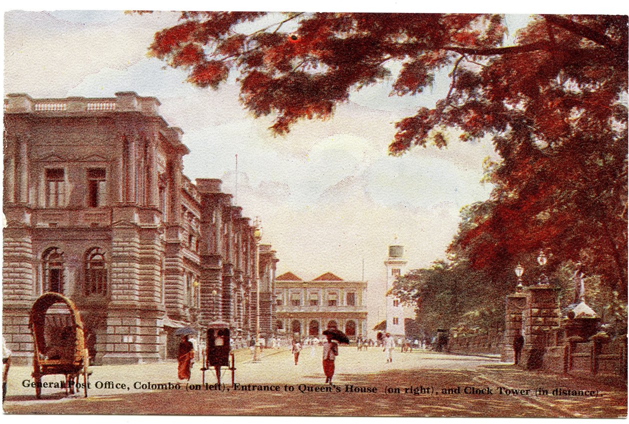 General Post Office, Colombo (à esquerda), entrada da Queens House (à direita) e Clock Tower (à distância), c.1900-20 (fotografia colorida à mão) de Ltd. Ceylon Plâté