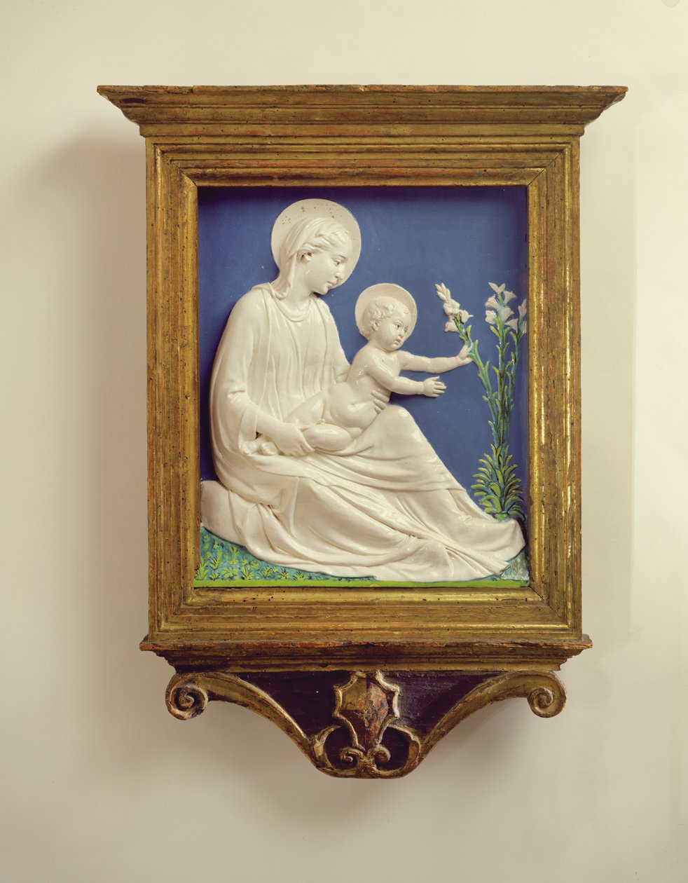 Madonna dos lírios, c.1450-60 (terracota com esmalte) de Luca Della Robbia