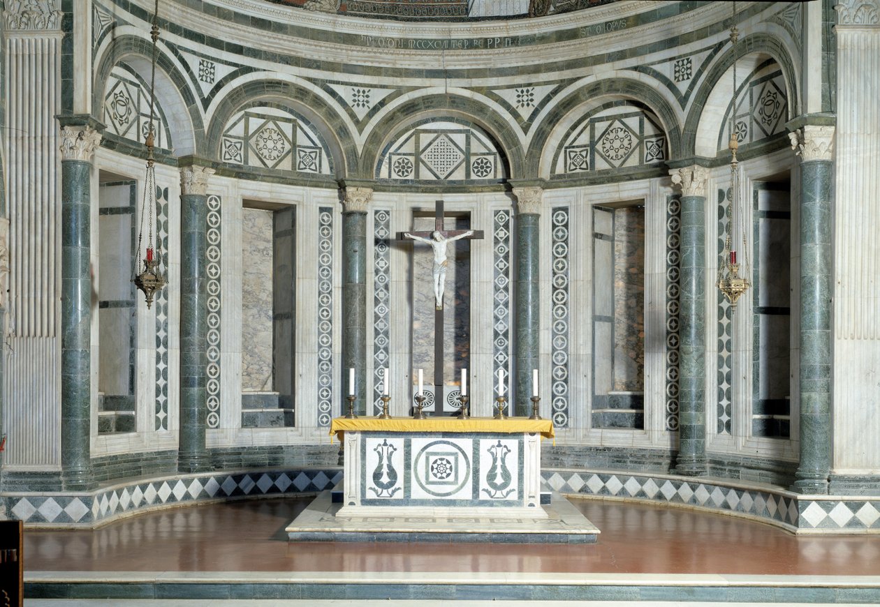 Ábside de mármore e crucifixo de terracota de Luca Della Robbia