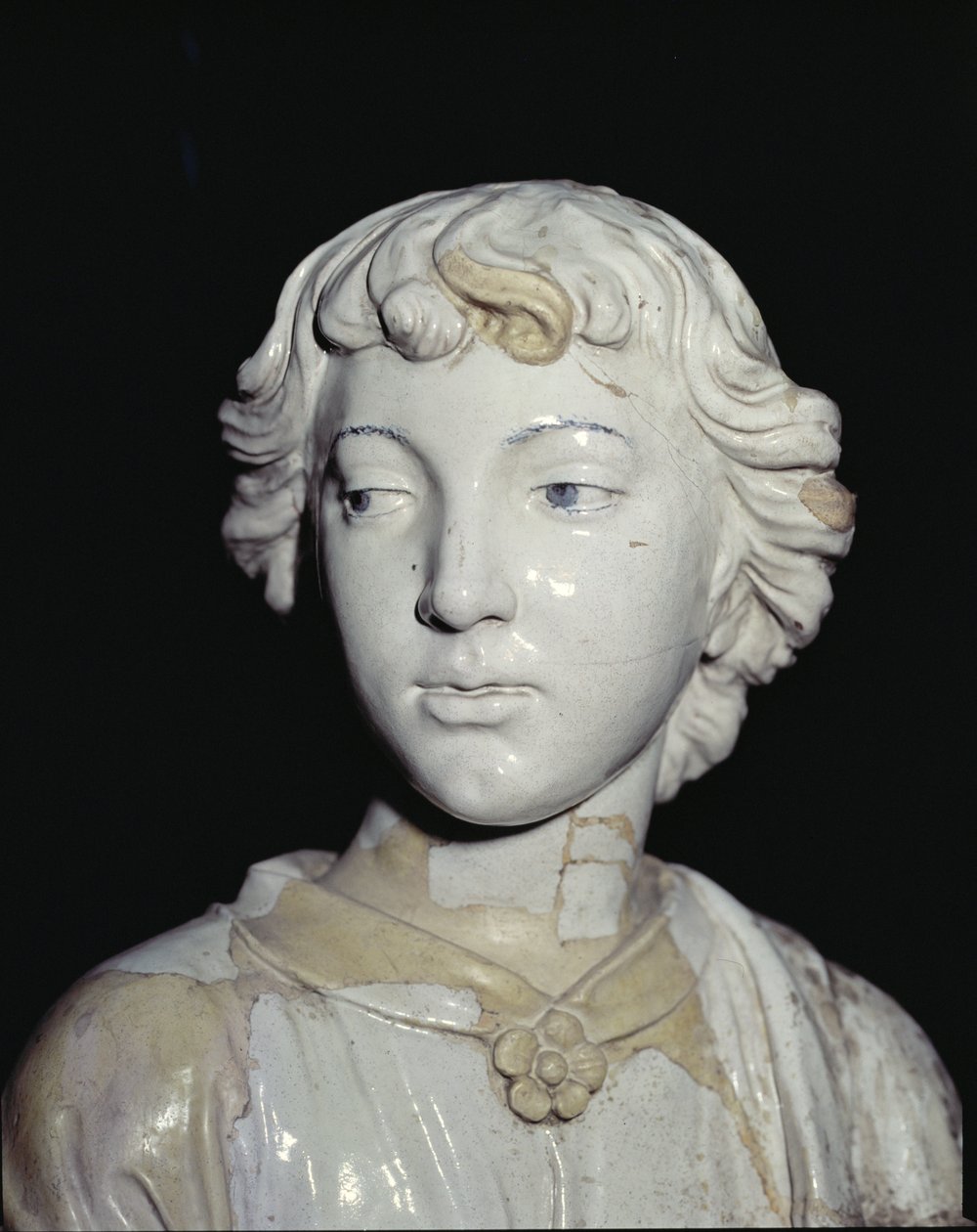Anjo segurando uma vela, detalhe da cabeça de cerâmica vidrada para detalhes ver 97637 para par ver 97635-6 de Luca Della Robbia