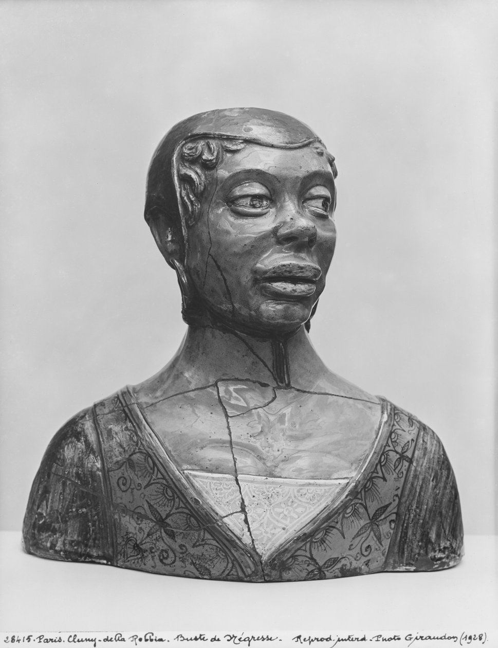 Busto de uma mulher negra (terracota vidrada) de Luca Della Robbia