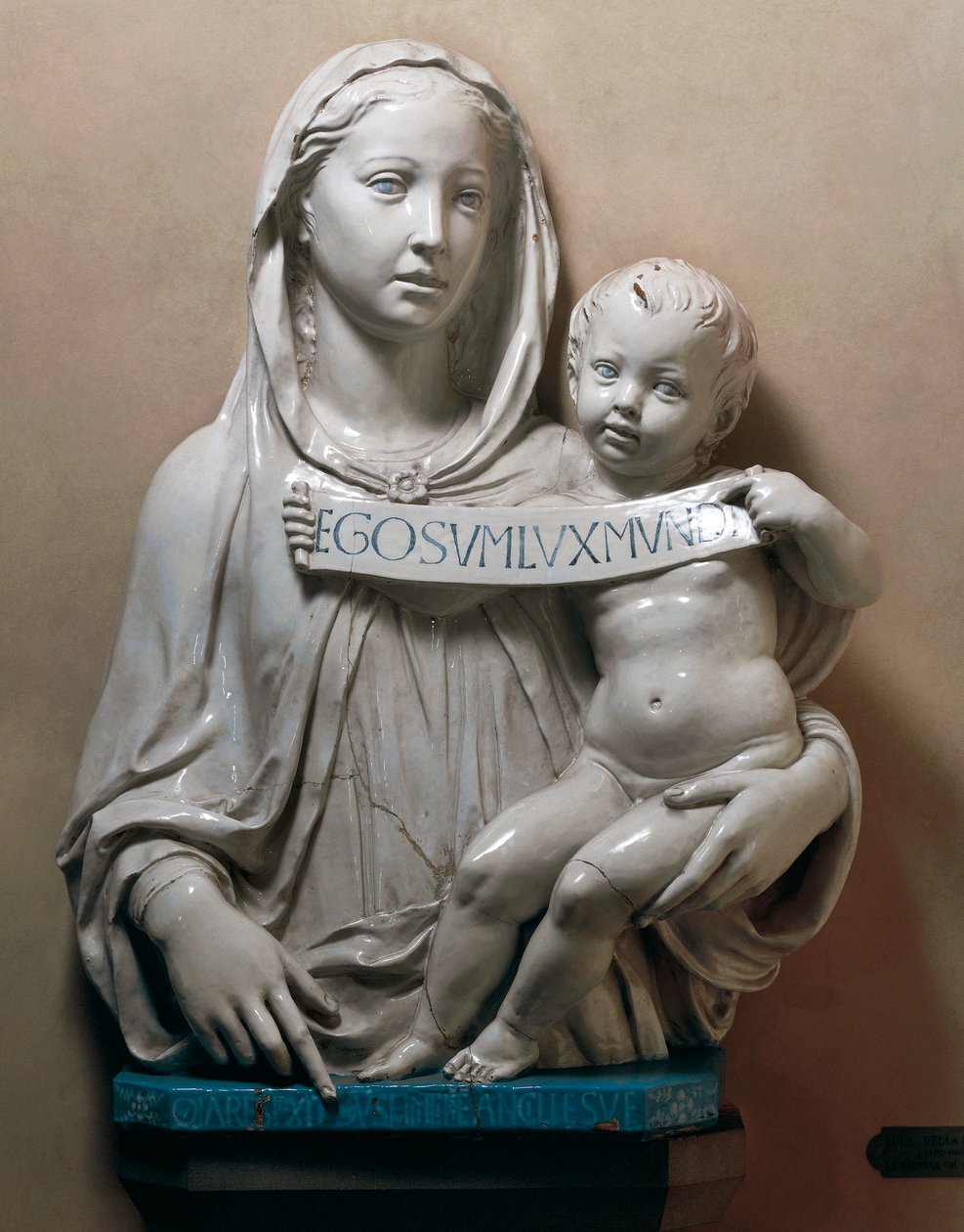 Virgem Santa com o pergaminho de segurar o Salvador Infante de Luca Della Robbia