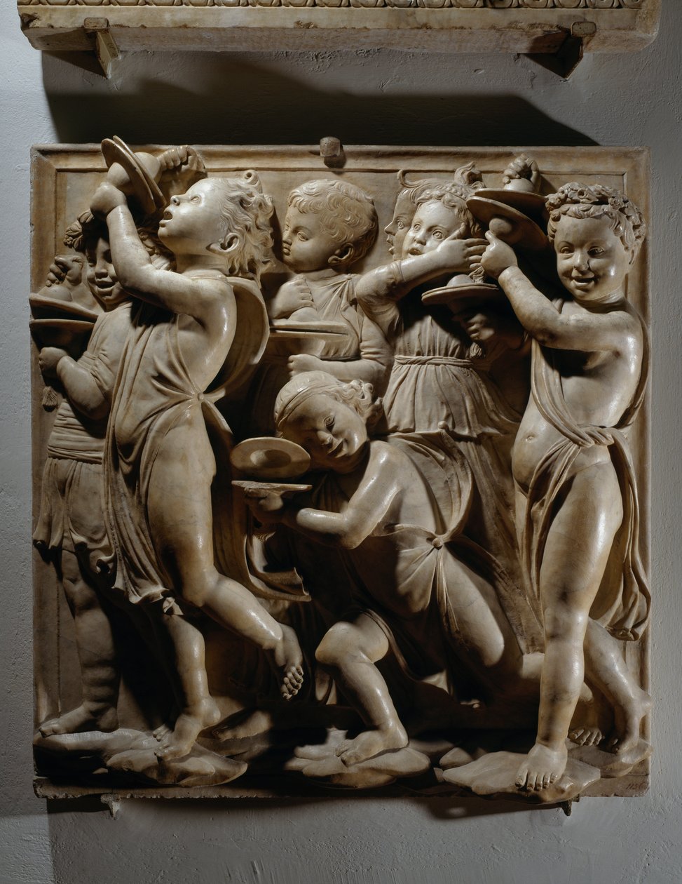 Laudate Eum em cimbalis iubilationis (Salmo 150, Laudate Dominum), painel com tocadores de címbalos de Luca Della Robbia