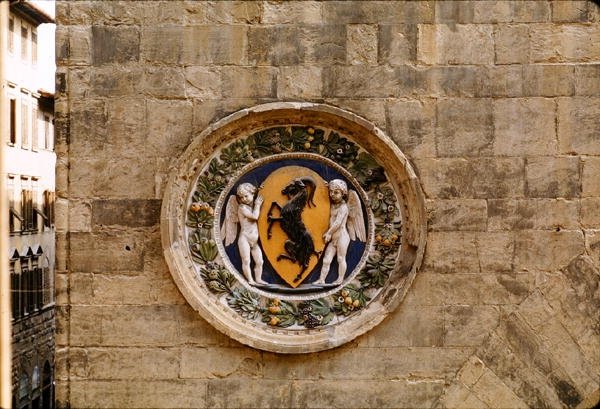 Brasão de armas do Grémio Mercanzia de Luca Della Robbia