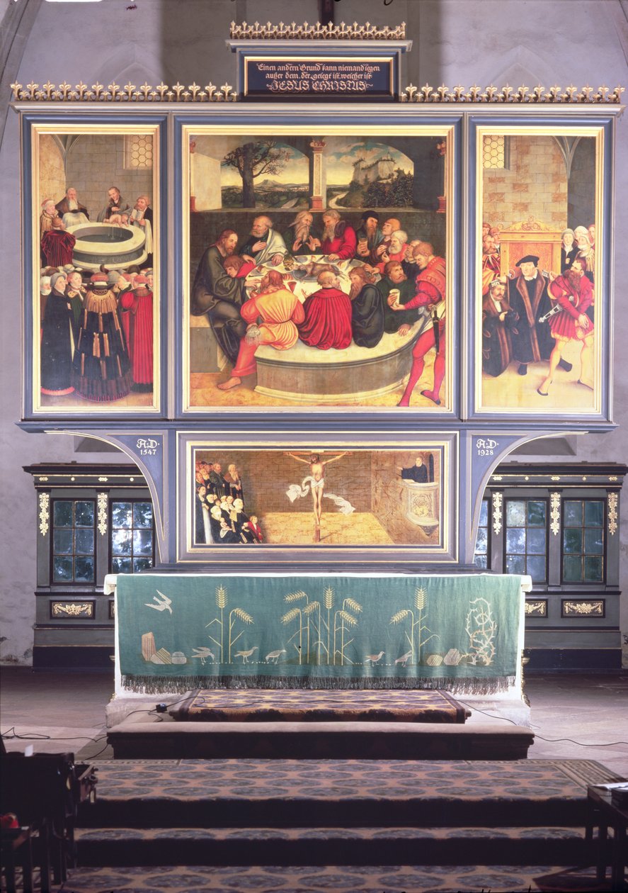 Altar com um tríptico representando: painel da esquerda, Philipp Melanchthon (1497-1560) realizando um batismo assistido por Martin Luther (1483-1546); painel central, a Última Ceia com Lutero entre os Apóstolos; de Lucas Cranach the Elder