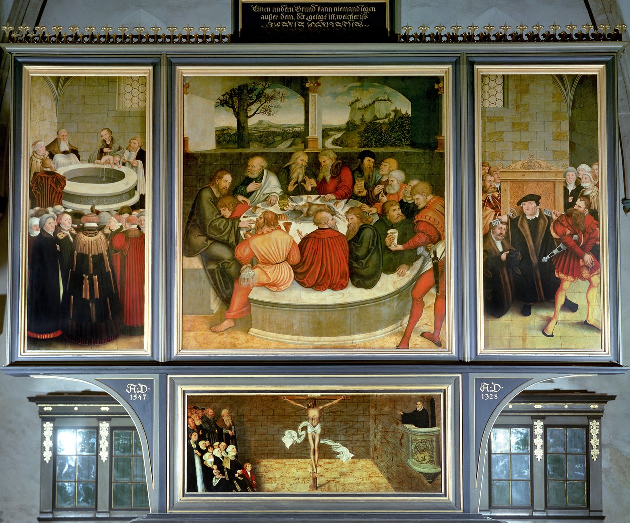 Tríptico, painel esquerdo, Philipp Melanchthon faz um batismo assistido por Martin Luther; painel central, a Última Ceia com Lutero entre os Apóstolos; painel da direita, Lutero faz sua confissão; Lutero de Lucas Cranach the Elder