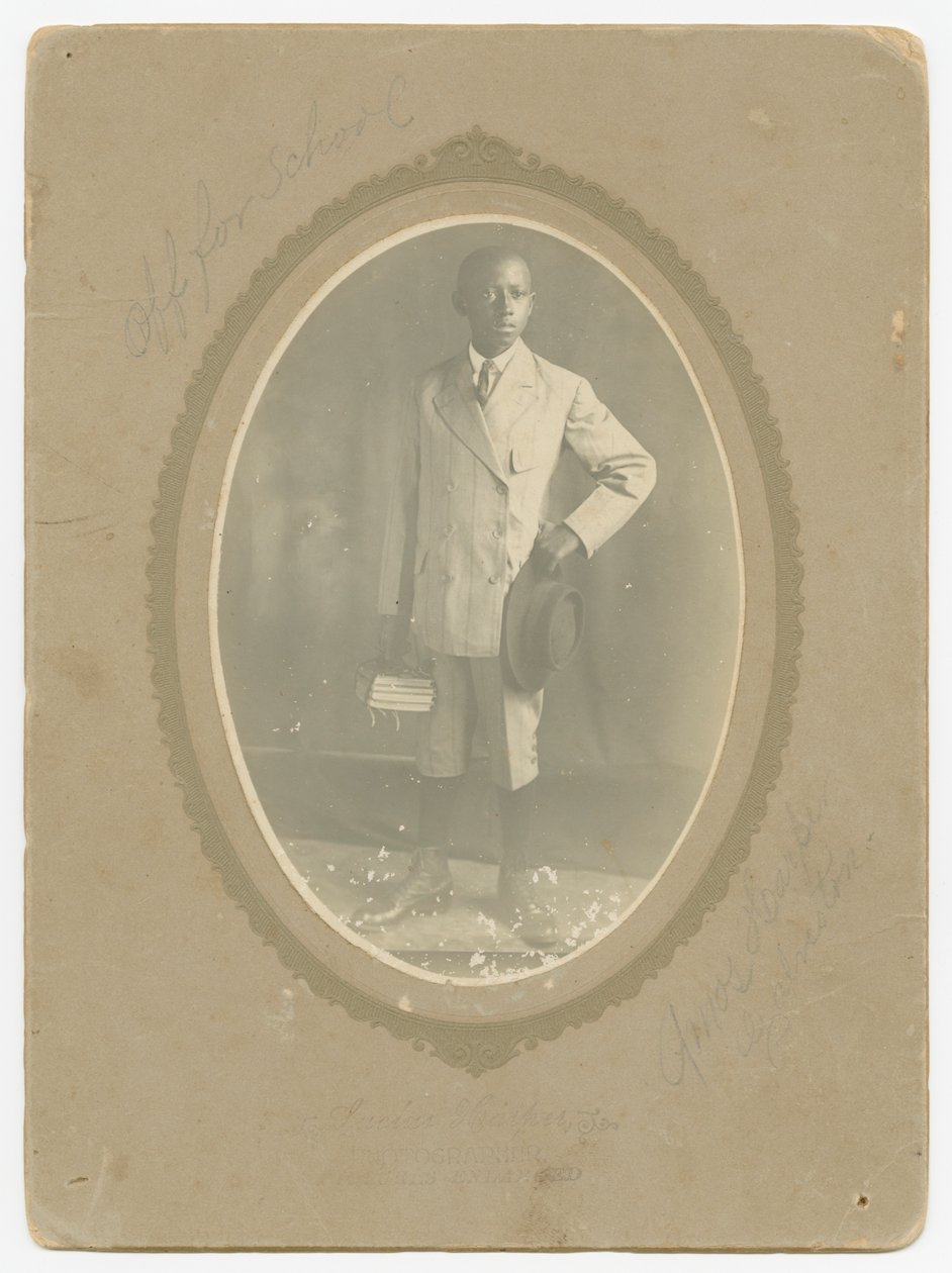Fotografia de Amos Harper indo para a escola, ca. 1910. de Lucius Harper