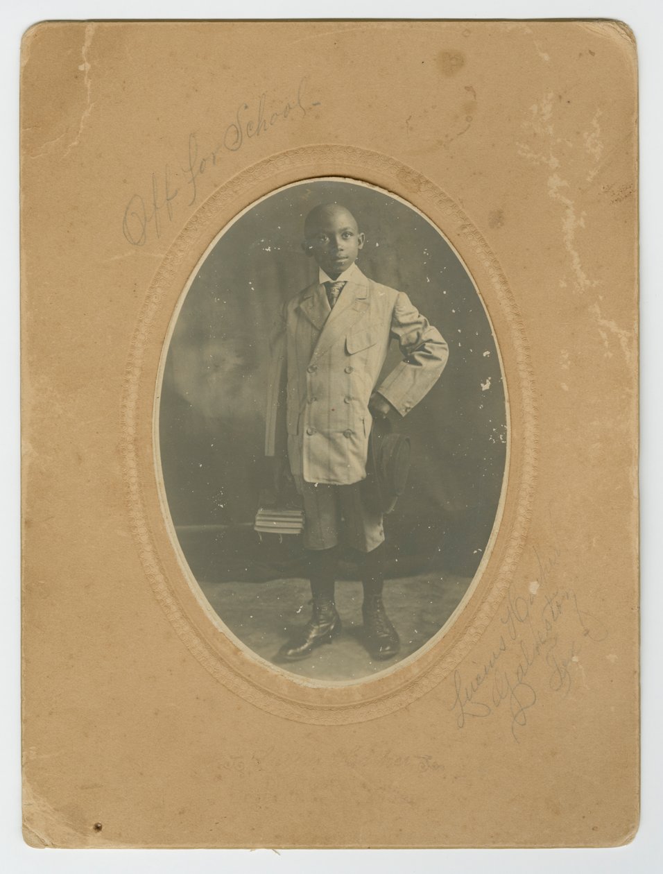 Fotografia de Lucius Harper, Jr. a caminho da escola, ca. 1910. de Lucius Harper