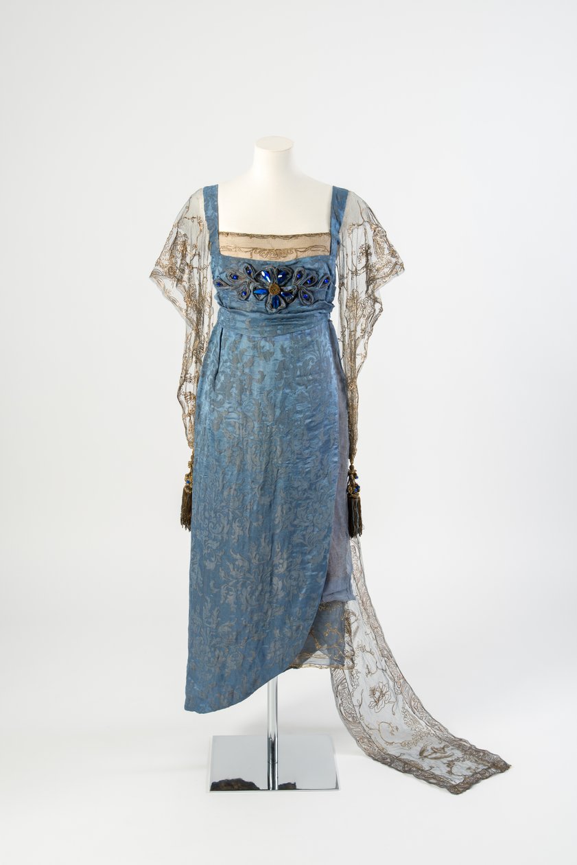 Vestido de noite de seda azul figurado com mangas de rede de ouro e trem bordado em faixa de metal ouro e decorado com pedras azuis e borlas, 1911 (seda) de Lucy Christiana, Lady Duff Gordon