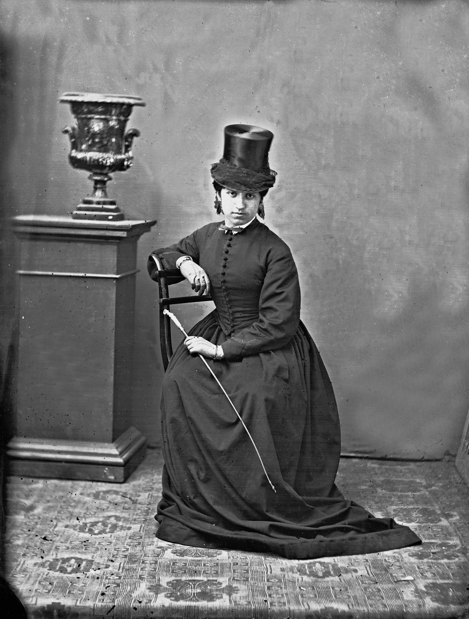 A roupa do nobre romano a posar numa foto de estúdio de Ludovico Tuminello
