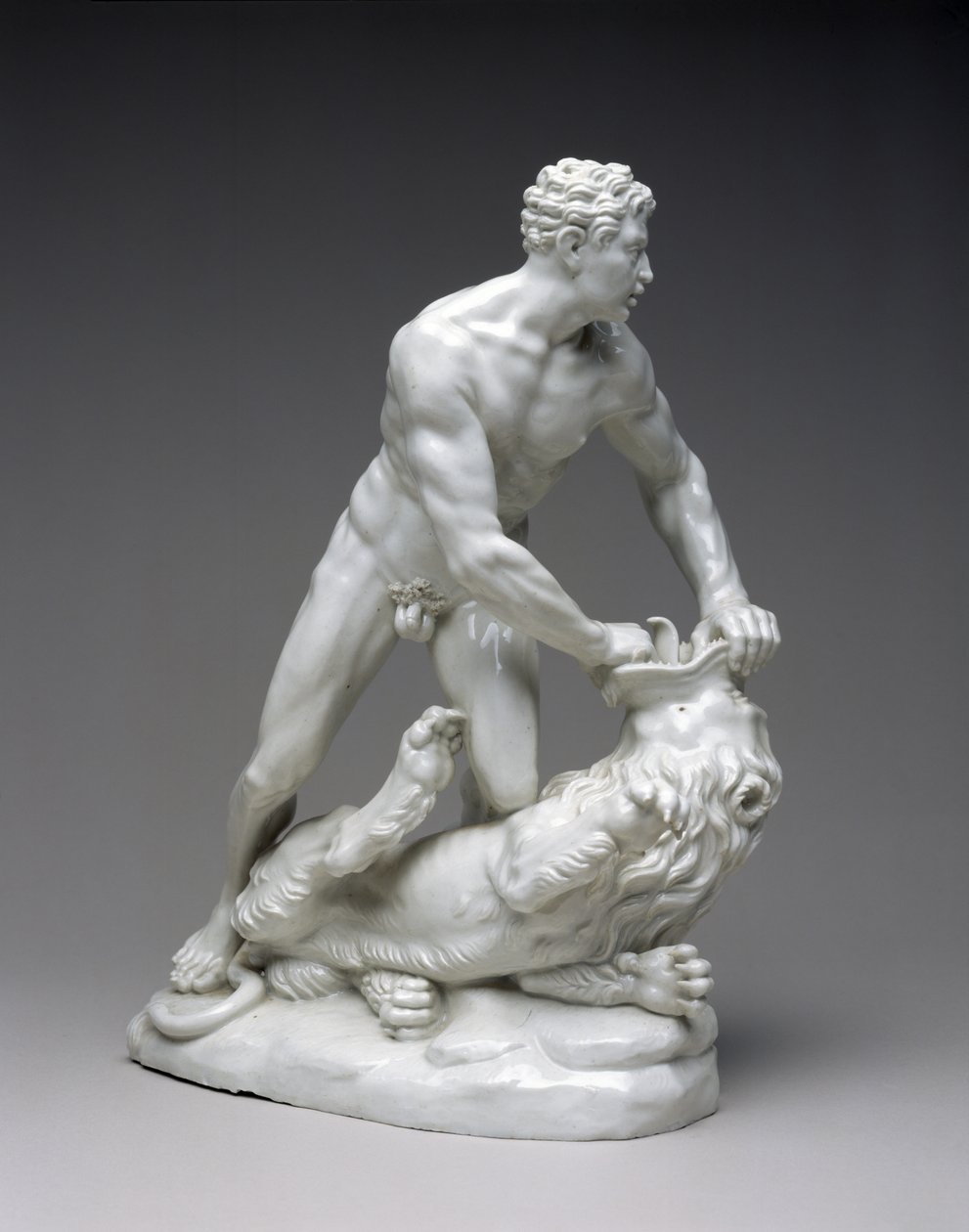 Figura de Hércules e Leão de Nemean, c.1775 (porcelana de pasta dura) de Ludwigsburg Porcelain Factory Ludwigsburg Porcelain Factory