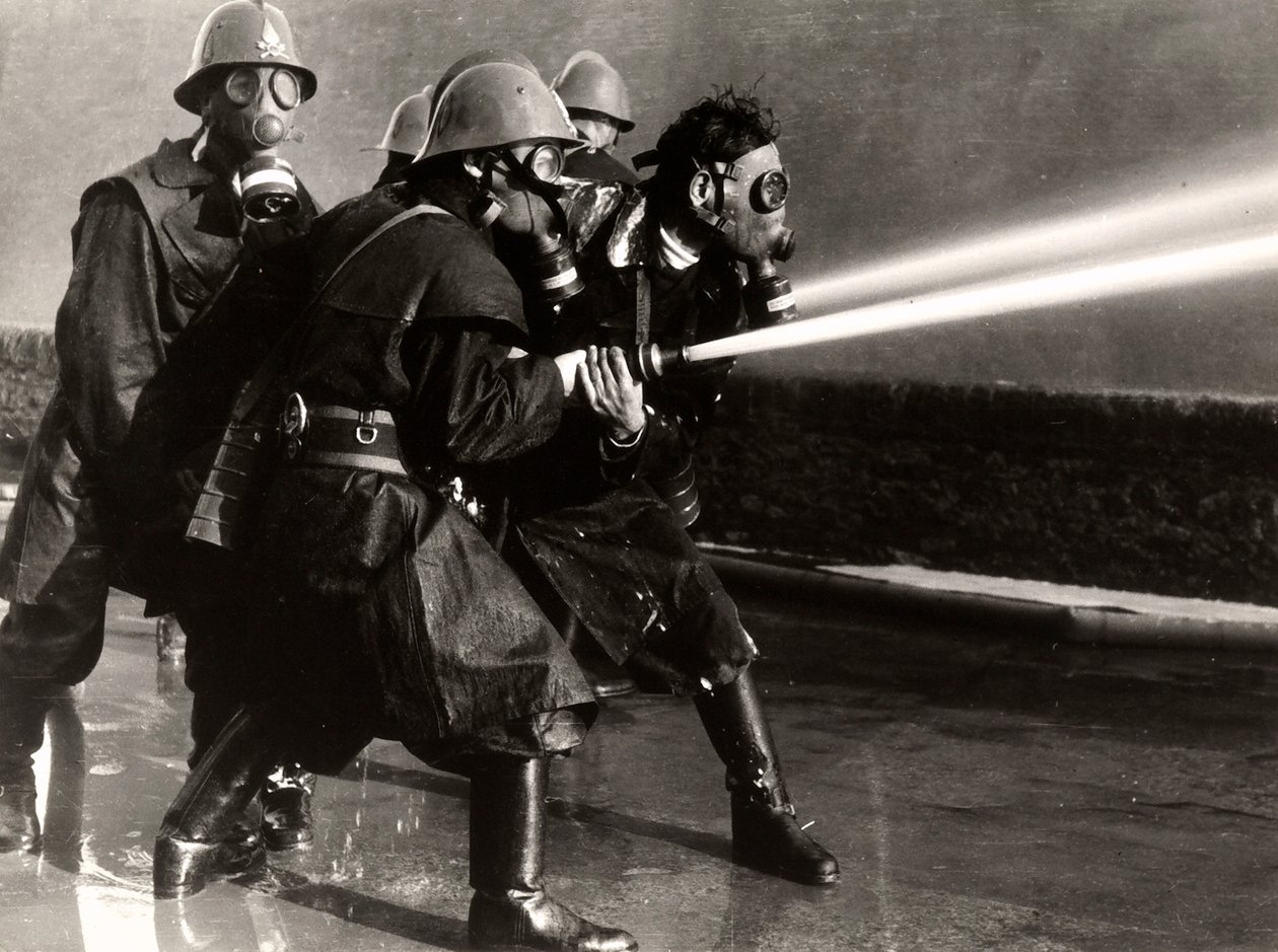 Alguns bombeiros no trabalho com máscaras de gás e plugues de fogo, 1950-60 (impressão de prata de gelatina) de Luigi Betti