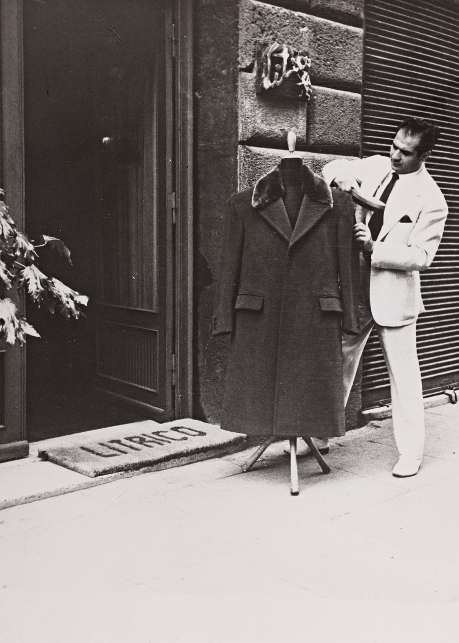 Angelo Litrico, estilista de Nikita Khrushchev, bem como de John F. Kennedy, Juan Perón, Tito, Dwight D. Eisenhower, à porta da sua loja em Roma de Luigi Leoni