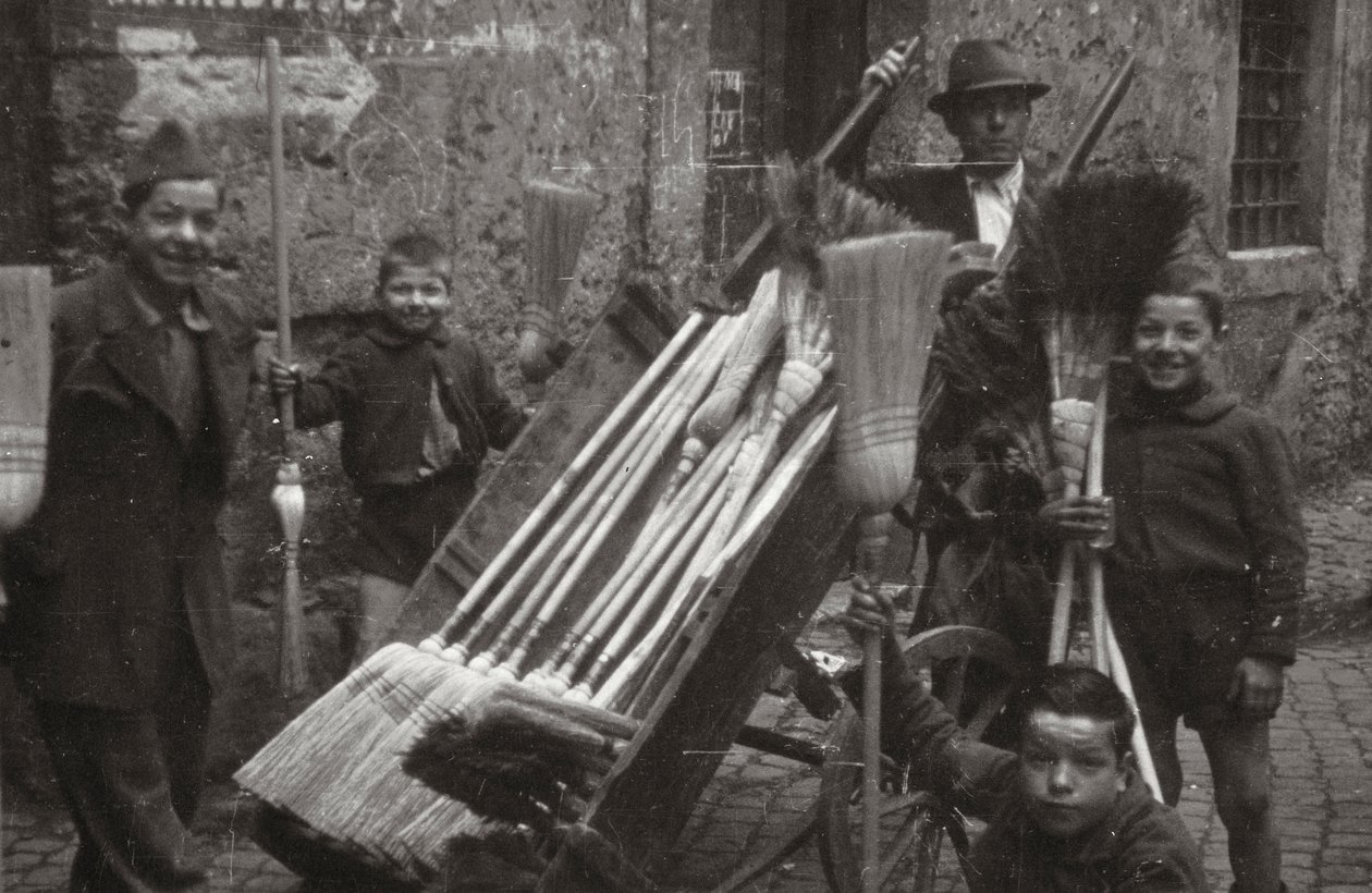 Vassouras nos vendedores ambulantes de Luigi Leoni
