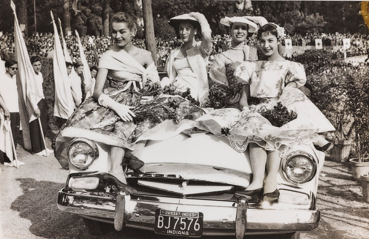 Manequins a posar num carro na Piazza di Siena em Villa Borghese, Roma de Luigi Leoni