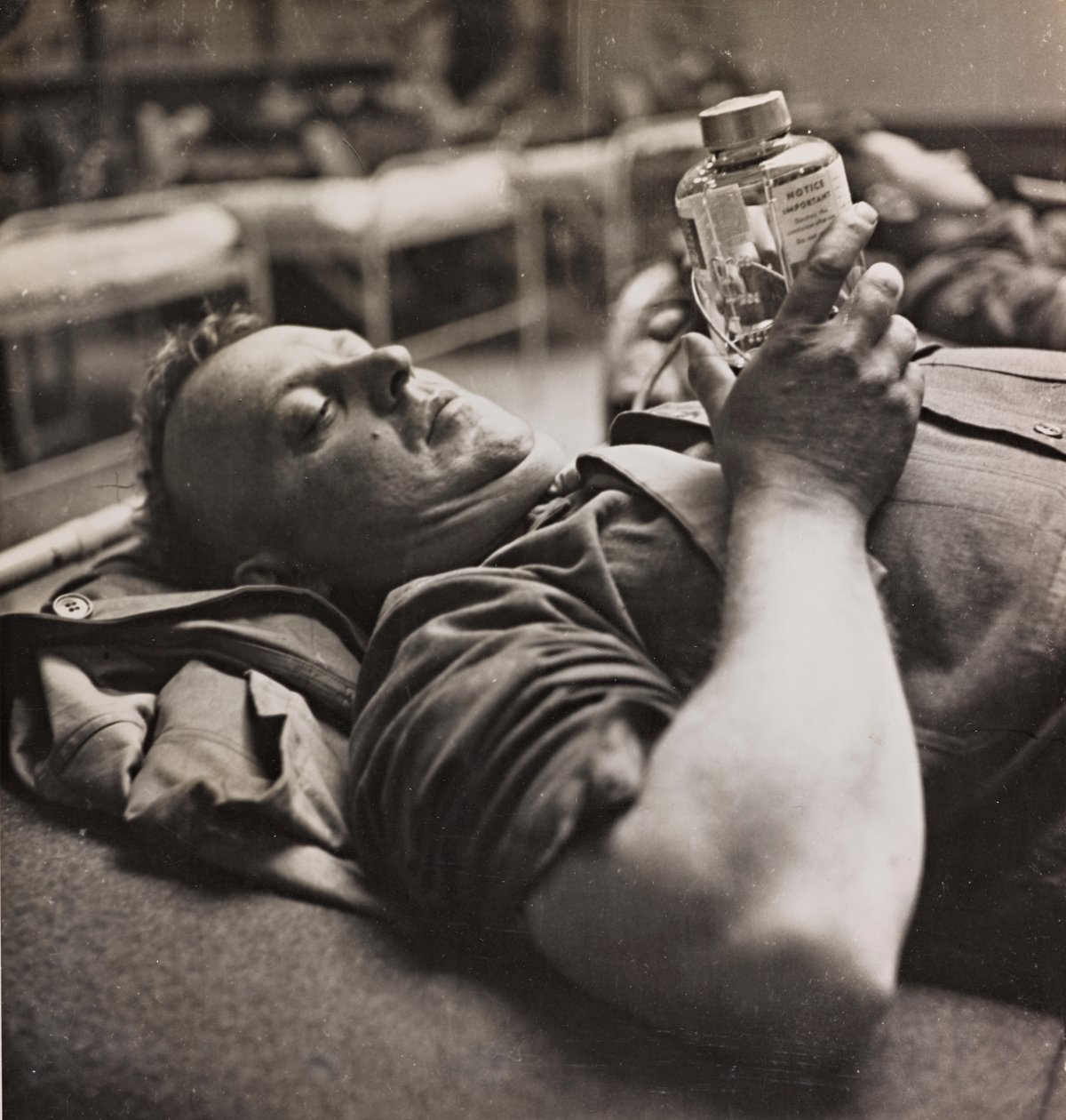 O convalescente militar procura um pequeno frasco com uma preparação química de Luigi Leoni