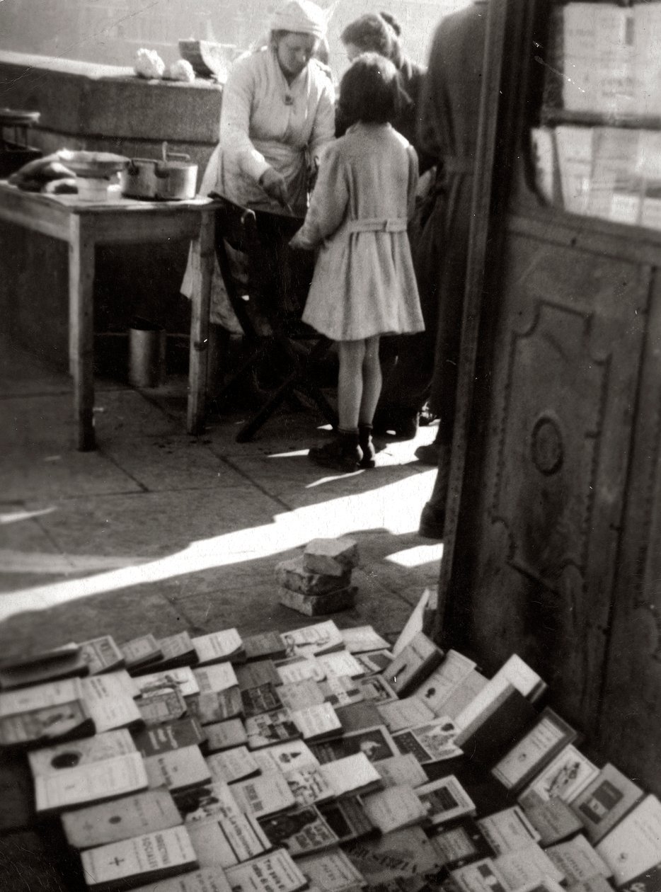 Venda de livros na rua de Luigi Leoni