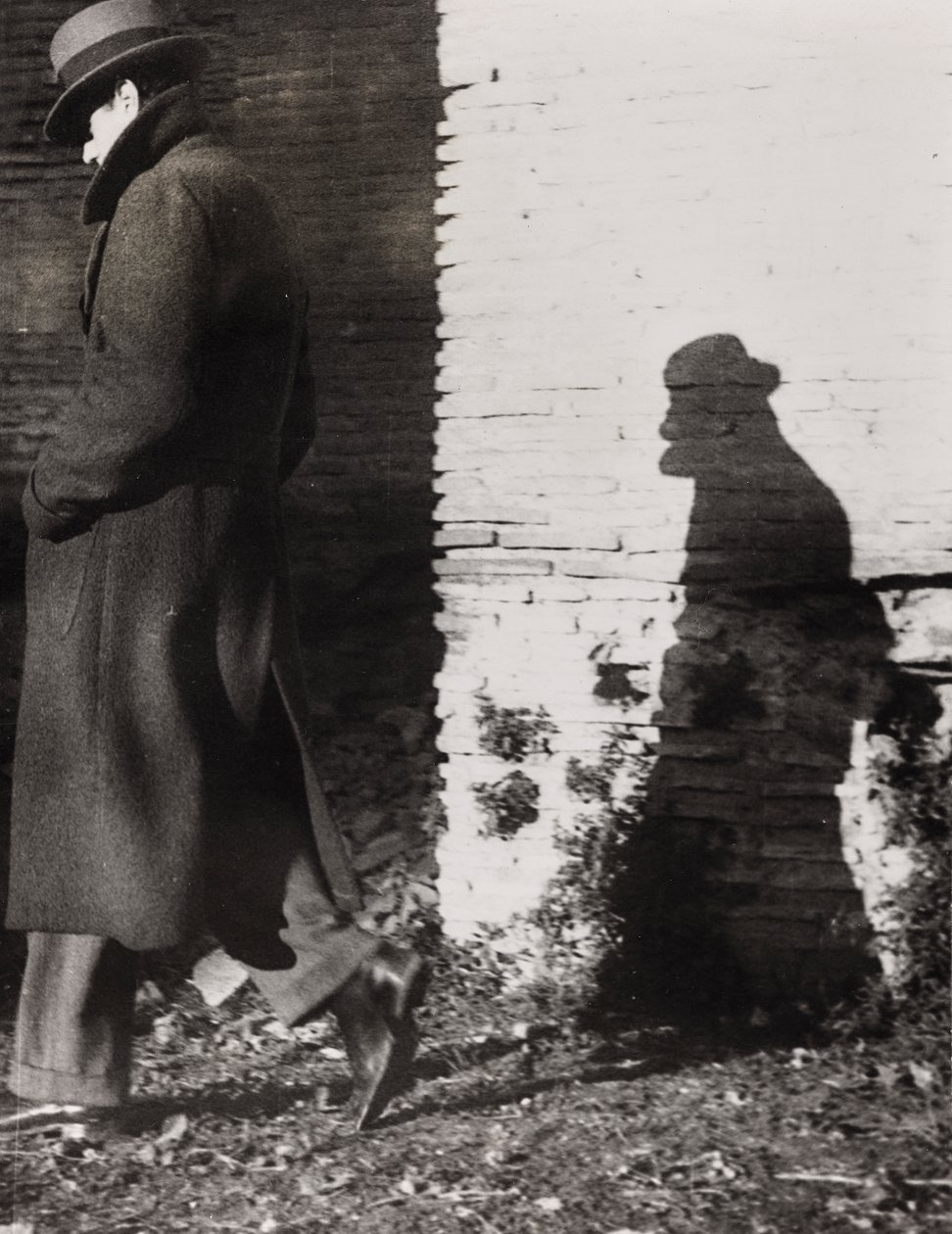 Sombra de homem com chapéu de Luigi Leoni