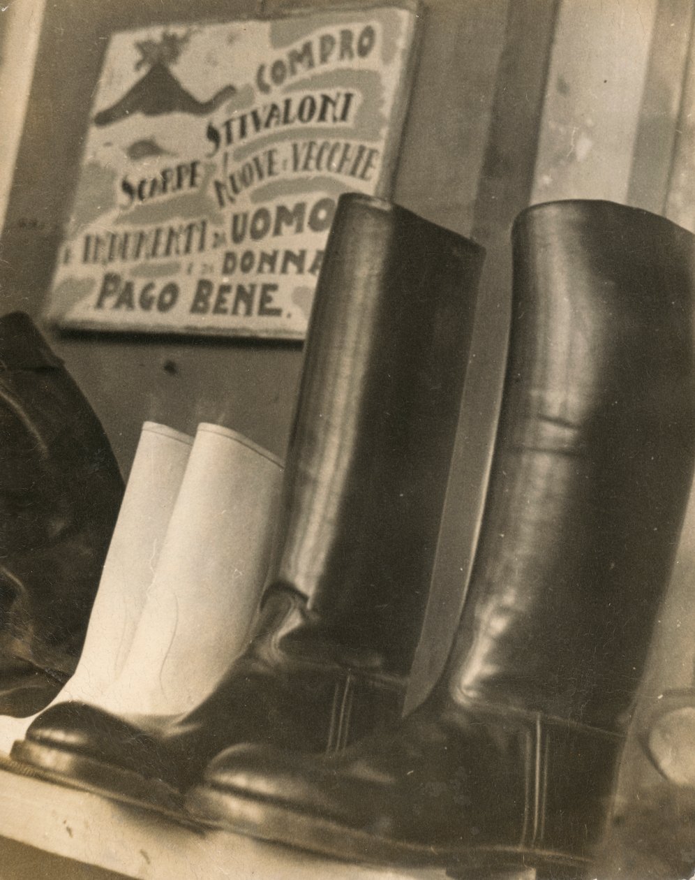 Venda de calçado e roupa usada de Luigi Leoni