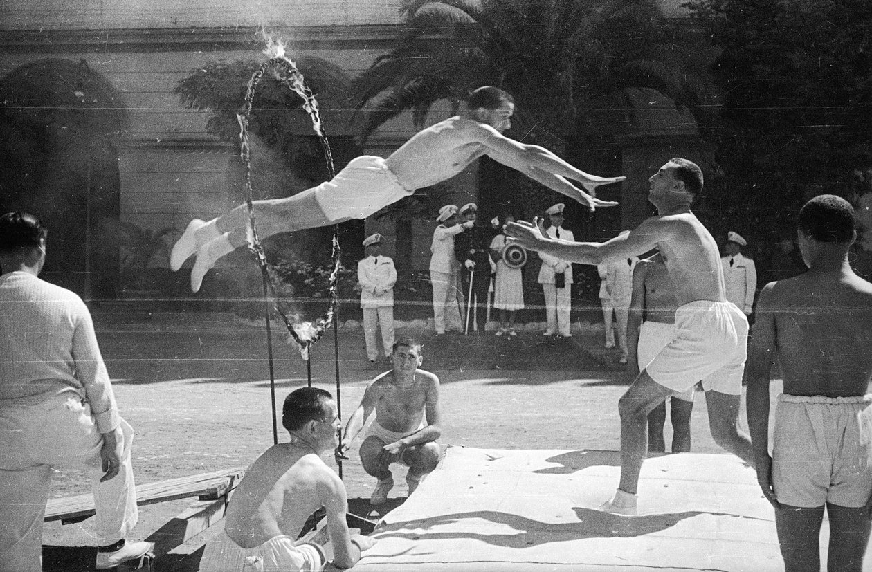 Evento desportivo CONI: Achille Starace (presidente do CONI de 1933 a 1939) ajuda jovens atletas na ginástica de exibição do fascismo de Luigi Leoni