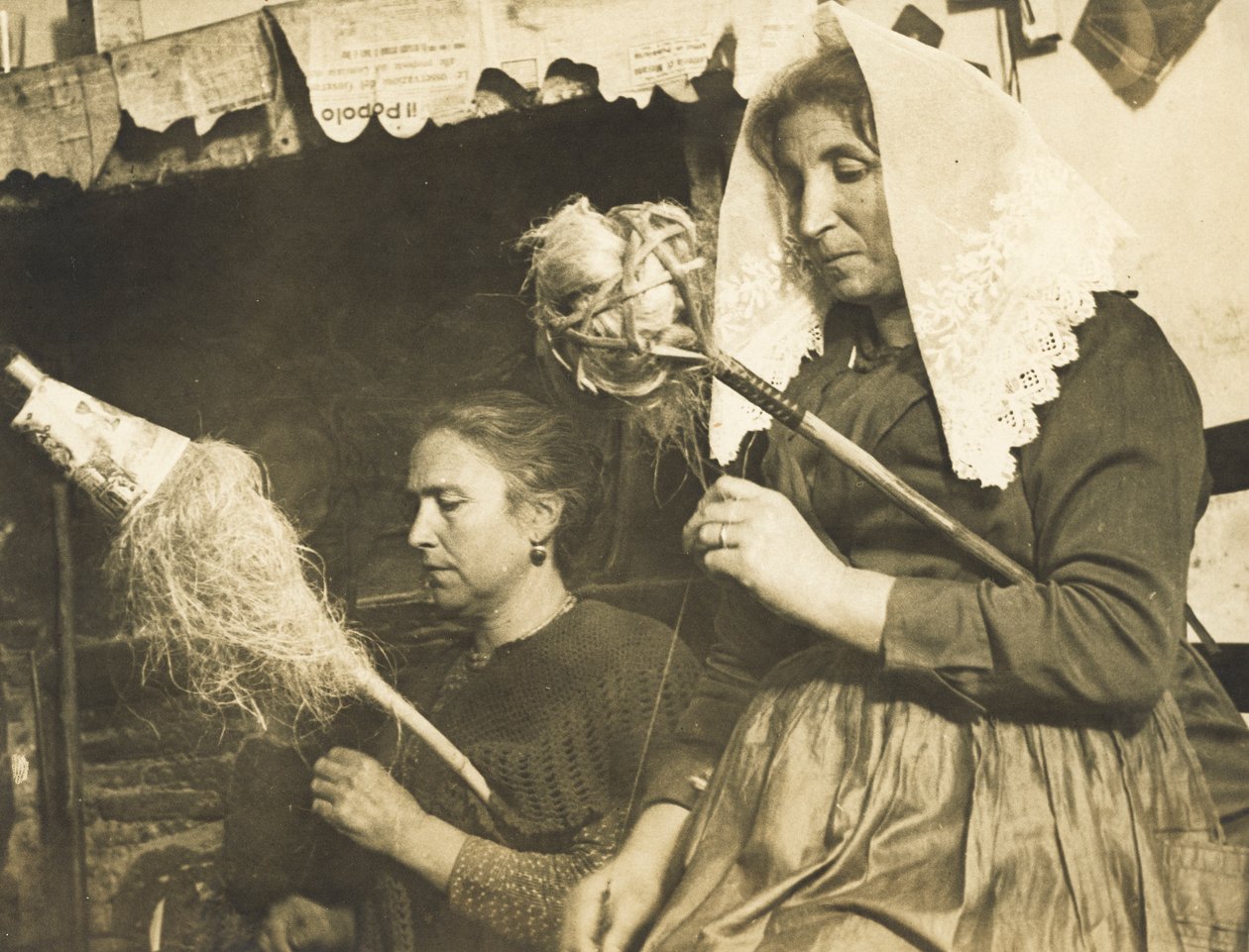 Mulheres a fiar lã de Luigi Leoni