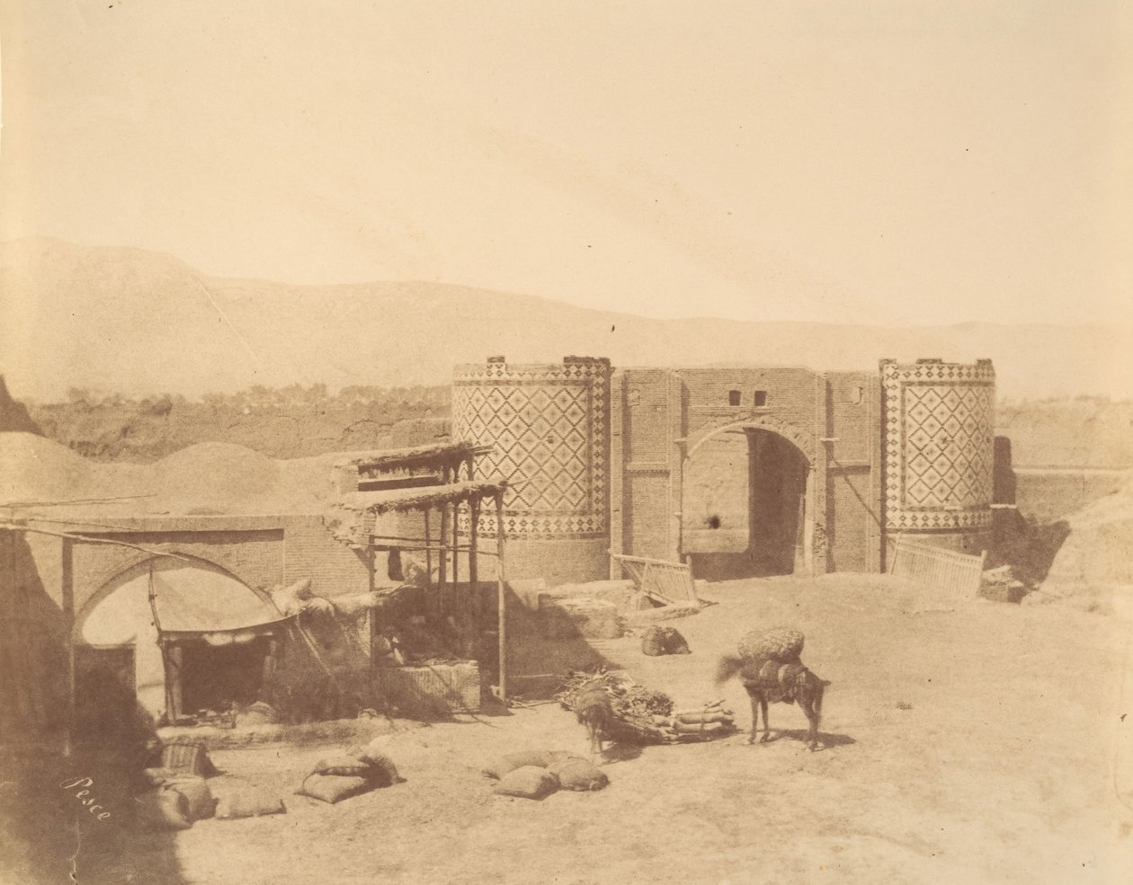 [Porta do Governo, Teerão, Irão], 1840-60s. de Luigi Pesce