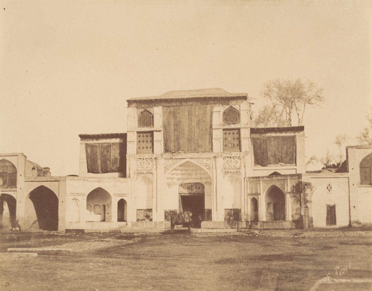 [The Sublime Porte, Teerã, Irã], 1840-60s. de Luigi Pesce