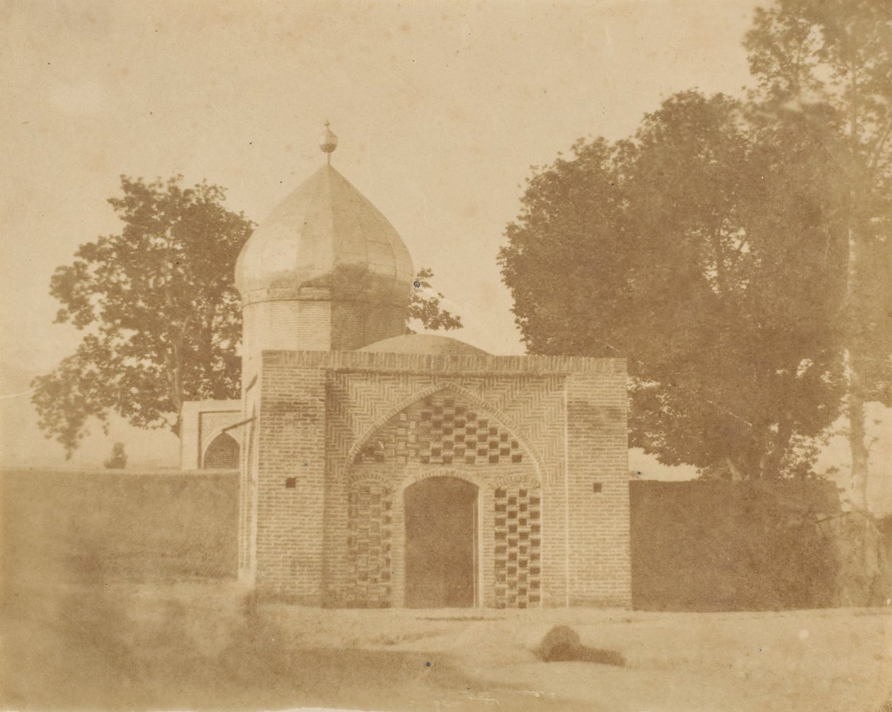 Túmulo do Khan de Khiva em Teerã, 1859. de Luigi Pesce