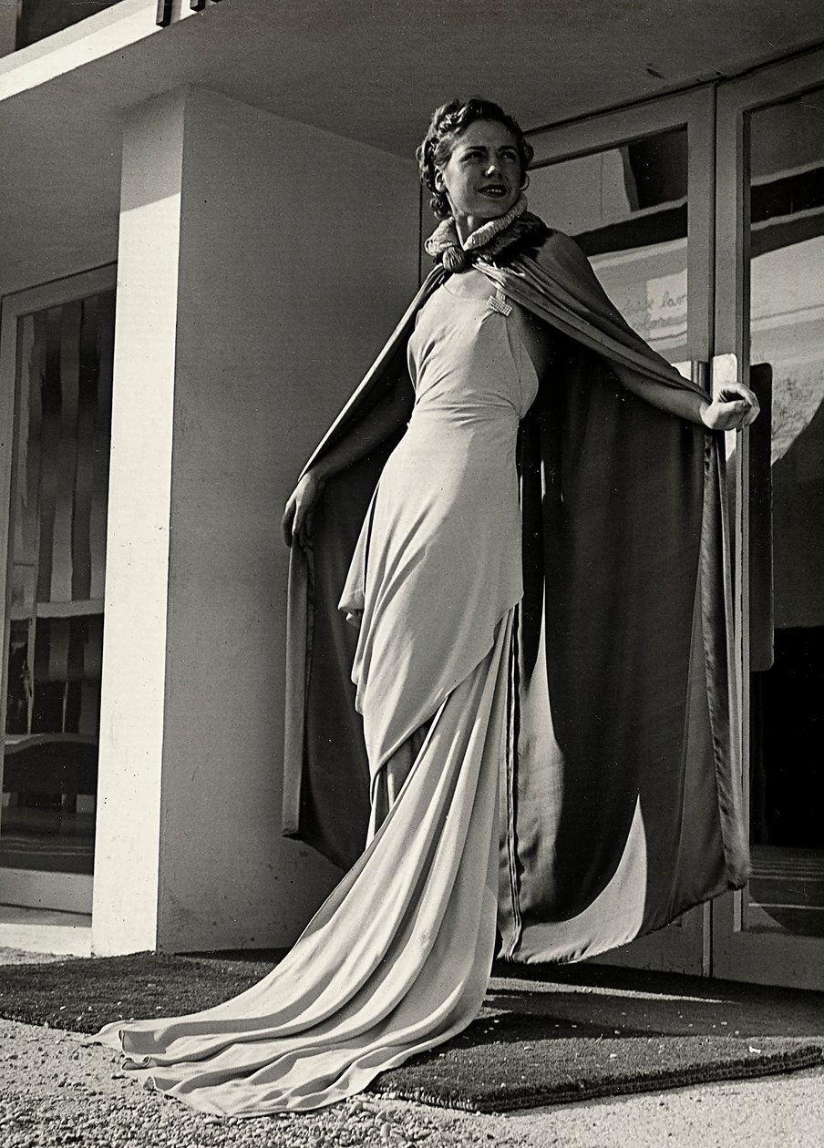 Modelo em vestido de noite criado pela casa de alta costura "Graldi". O artigo é complementado por um manto de tecido leve. (foto a p/b) de Luis Bogino