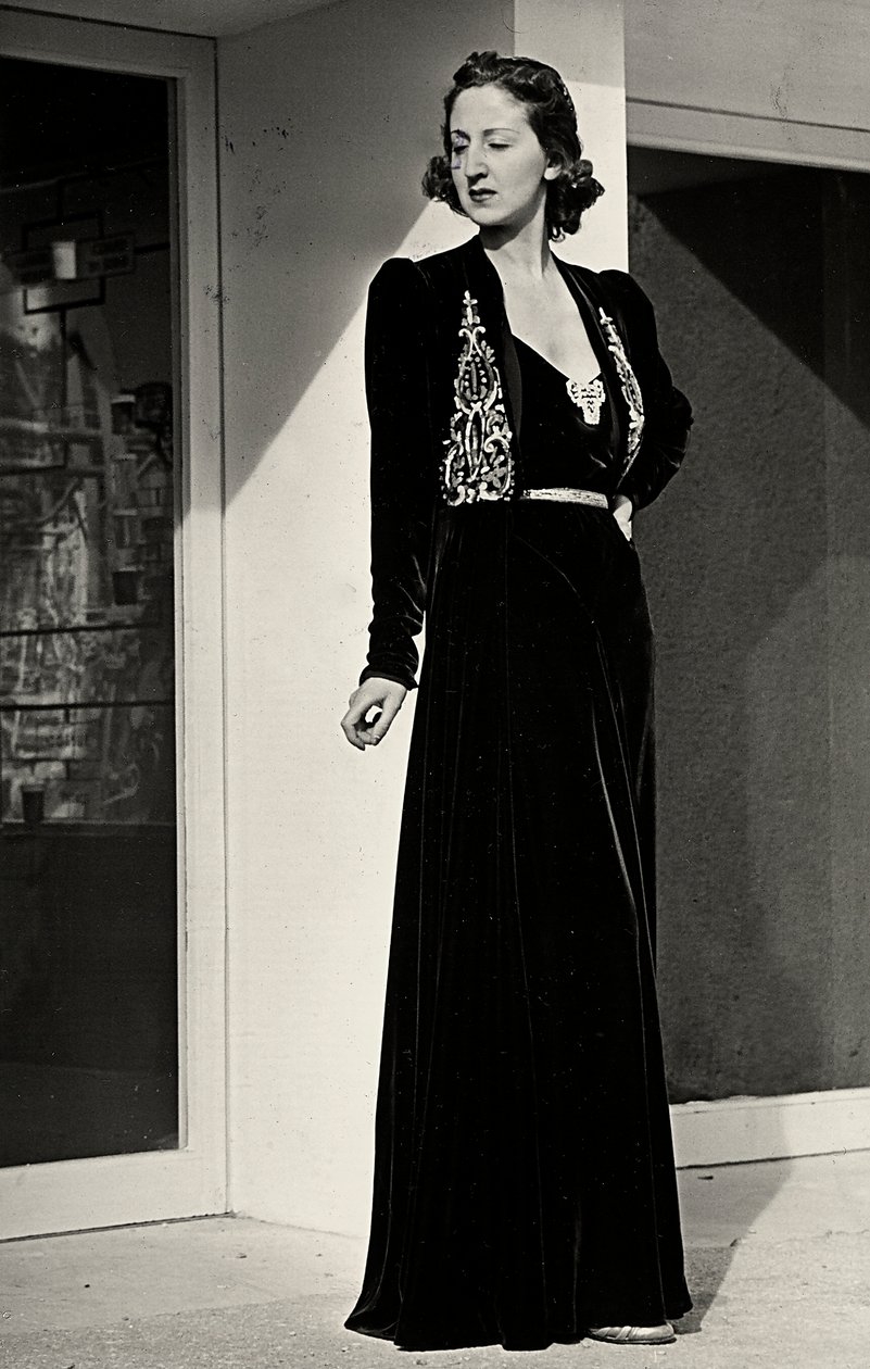 Modelo veste longo vestido de noite de veludo escuro com decoração bordada, criado pela casa de alta costura italiana "Fercioni". (foto a p/b) de Luis Bogino