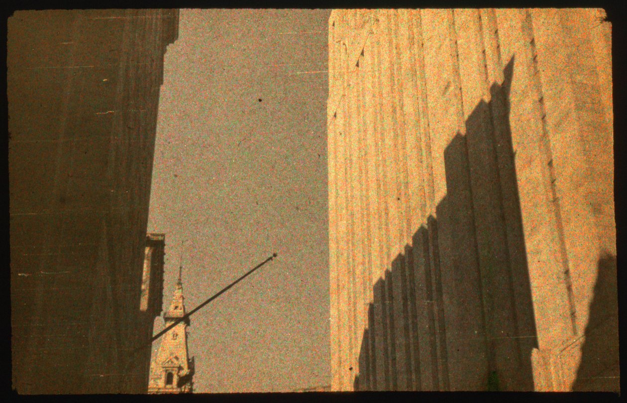 Fotografia a cores de edifícios urbanos com Autochrome Lumière e uma câmara de 35 mm antes... de Luis Marden
