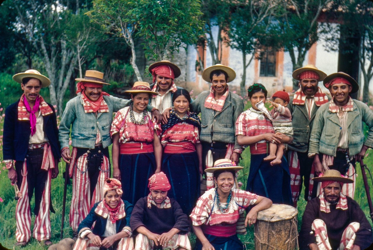 Aldeões guatemaltecos em trajes tradicionais posam para retrato de grupo em Todos Santos C... de Luis Marden