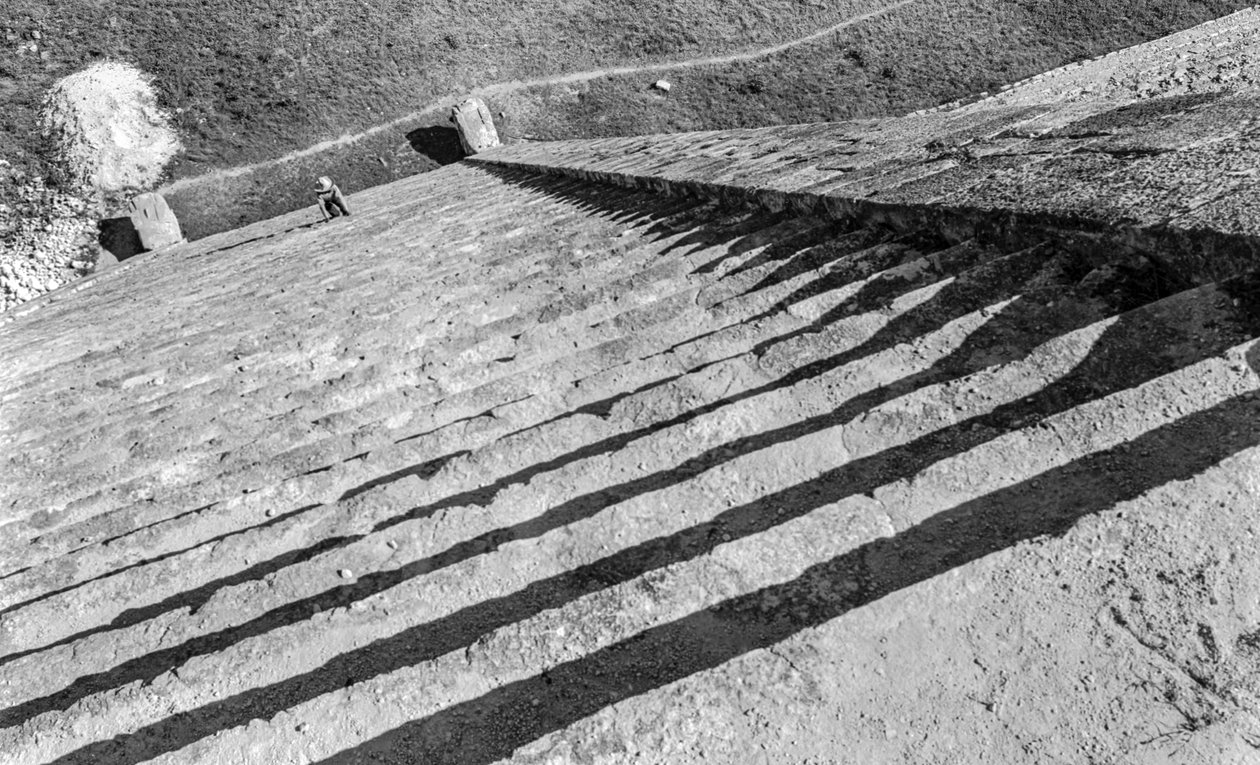 Degraus que ascendem à ruína monumental maia, a pirâmide de Chichen Itza. 1936 de Luis Marden