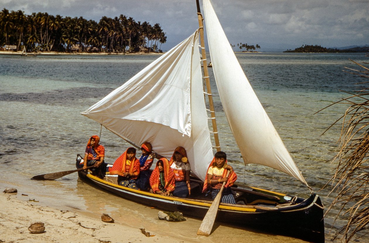 Mulheres com argolas de ouro no nariz da tribo Cuna de Mulatas, também conhecida como San Blas Islands, remam e... de Luis Marden