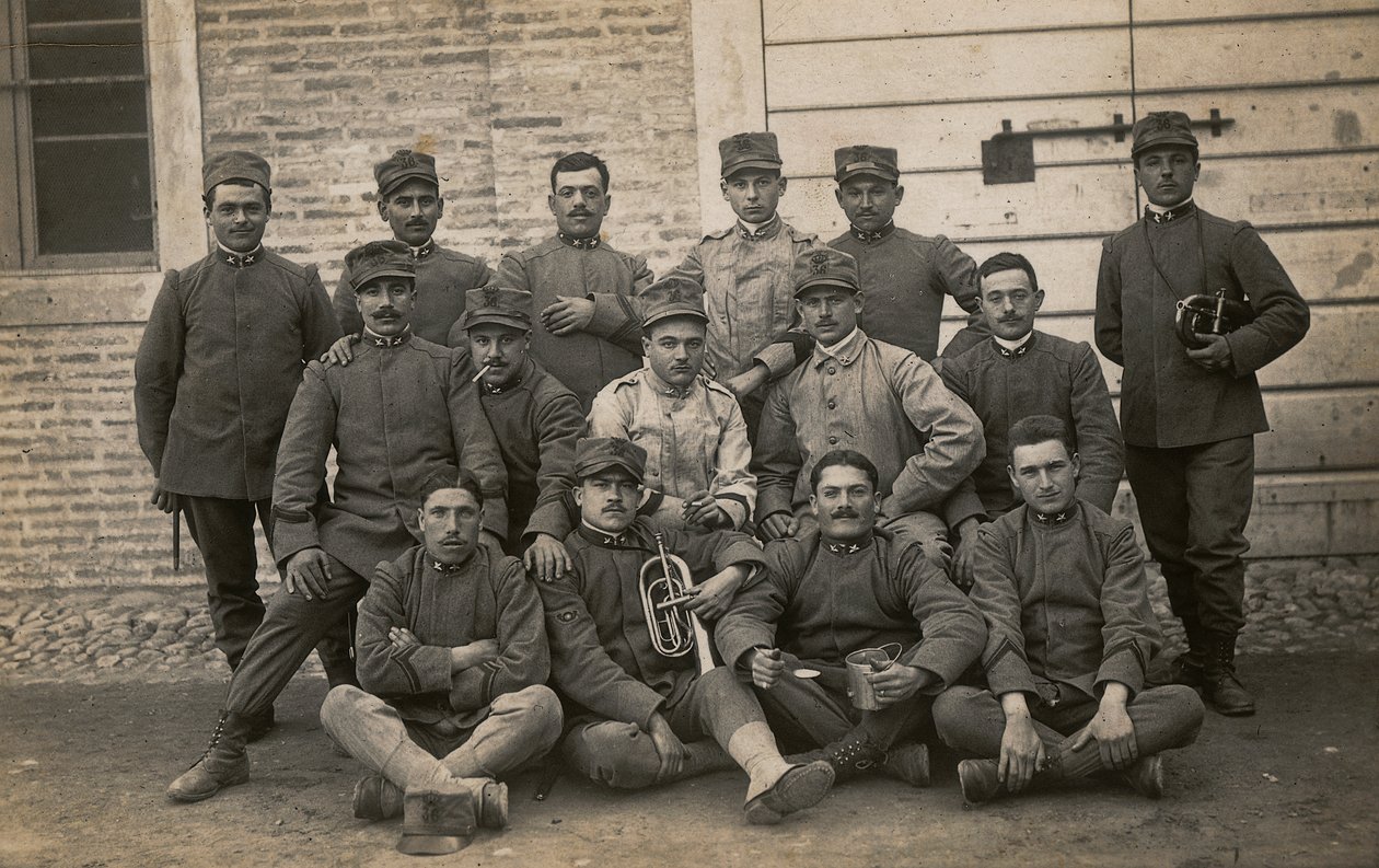Álbum "The GM R. Army (World War I)": soldados do 36º Regimento de Infantaria com dois trombeteiros (foto a p/b) de Lusvardi Lusvardi