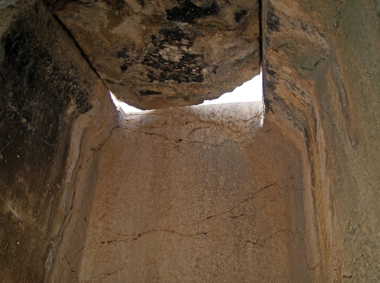 Dentro de um túmulo de pilar, Xanthos, Turquia de Lycian