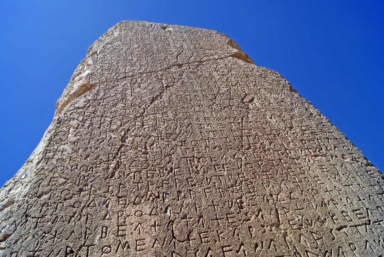 O Obelisco Xanthian, Xanthos, Turquia de Lycian