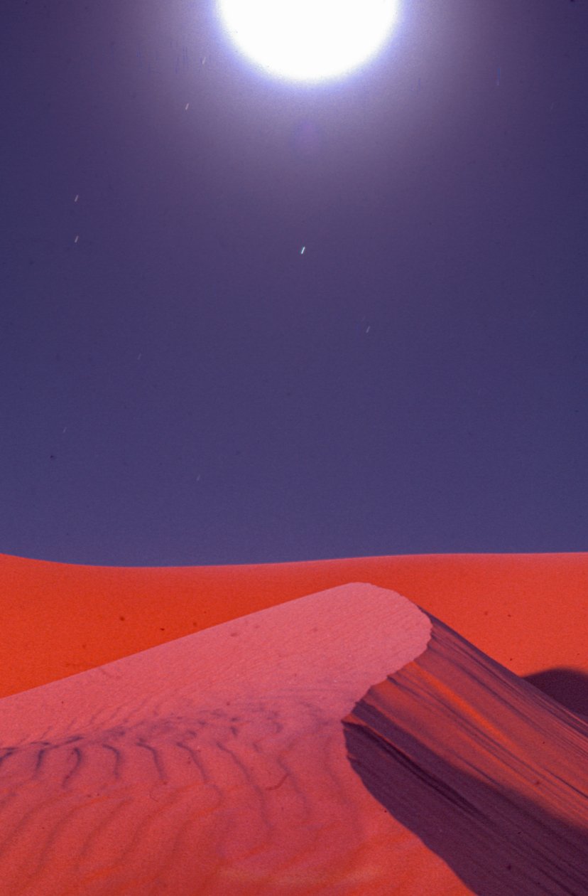As chamas sobre as dunas de areia do deserto brilham à meia-noite perto da fábrica de petróleo e gás natural de Lekhwair... de Lynn Abercrombie