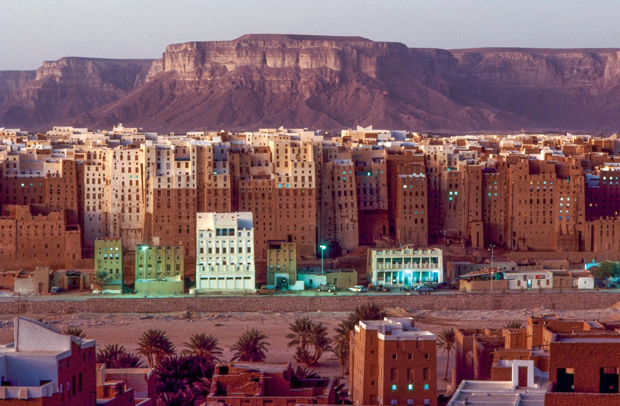 Relativamente aos arranha-céus no deserto de Shibam Hadramawt, também conhecido como Shibam, no sul do Iémen, o... de Lynn Abercrombie