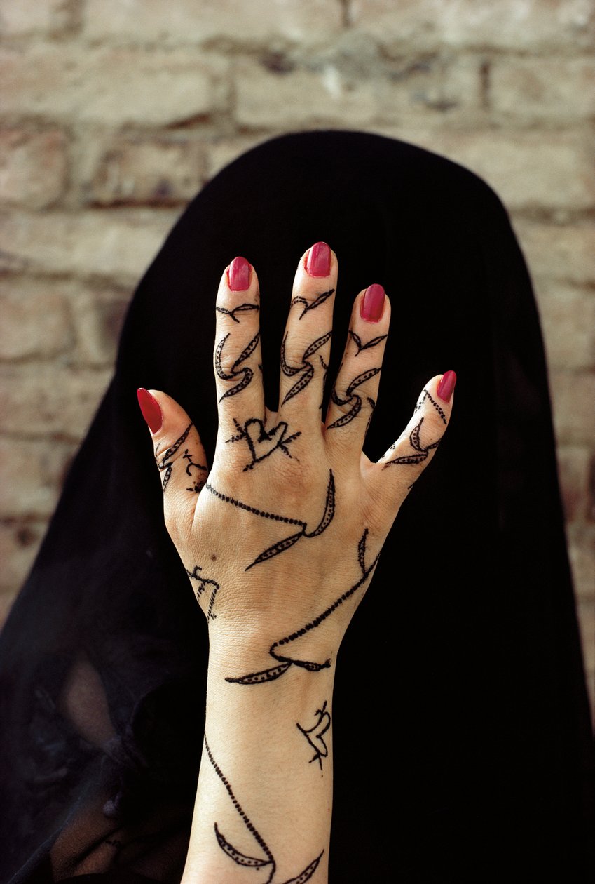 Mulher iemenita com as mãos decoradas com tinta de hena no Norte do Iémen de Lynn Abercrombie