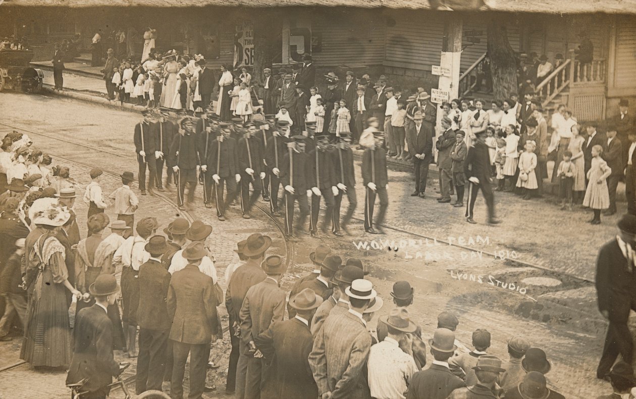Equipa de perfuração dos "Homens da Floresta do Mundo", 1910 (fotografia) de Lyons Studio