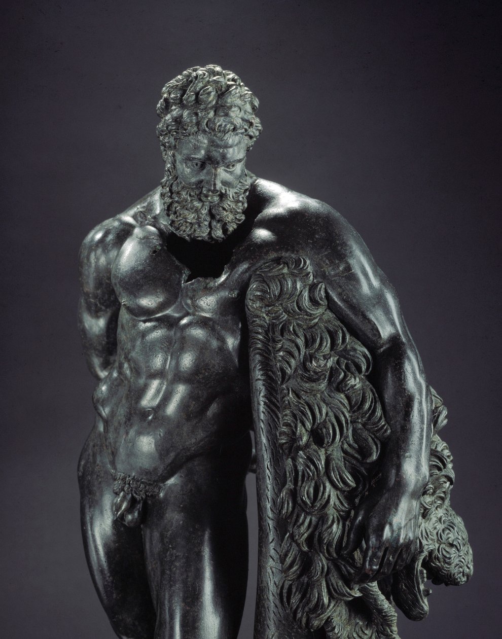 Arte grega: Detalhe "Heracles em repouso" - Escultura em bronze de Lysippe de Sicyone (395-305 AC) Século IV AC, do Santuário de Ercole Curino, Sulmona - Museo Nazionale Archeologico, Chieti Itália - Herakles (Hércules) em repouso - Detalhe da escultura em de Lysippos (attributed to)
