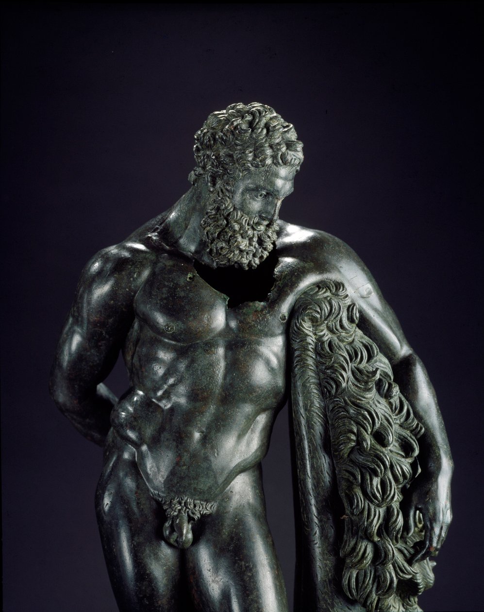 Arte grega: "Heracles em repouso" Detalhe. Escultura em bronze de Lysippe de Sicyone (395-305 AC) Século IV AC. Do Santuário de Ercole Curino, Sulmona. Museo Nazionale Archeologico, Chieti Itália - Herakles (Hércules) em repouso - Detalhe do escultor de br de Lysippos (attributed to)