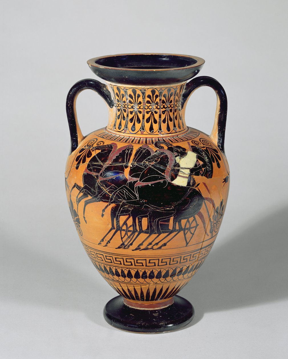 Ânfora ática de figuras negras, representando uma carruagem com rodas, 520-500 aC (argila) de Lysippos