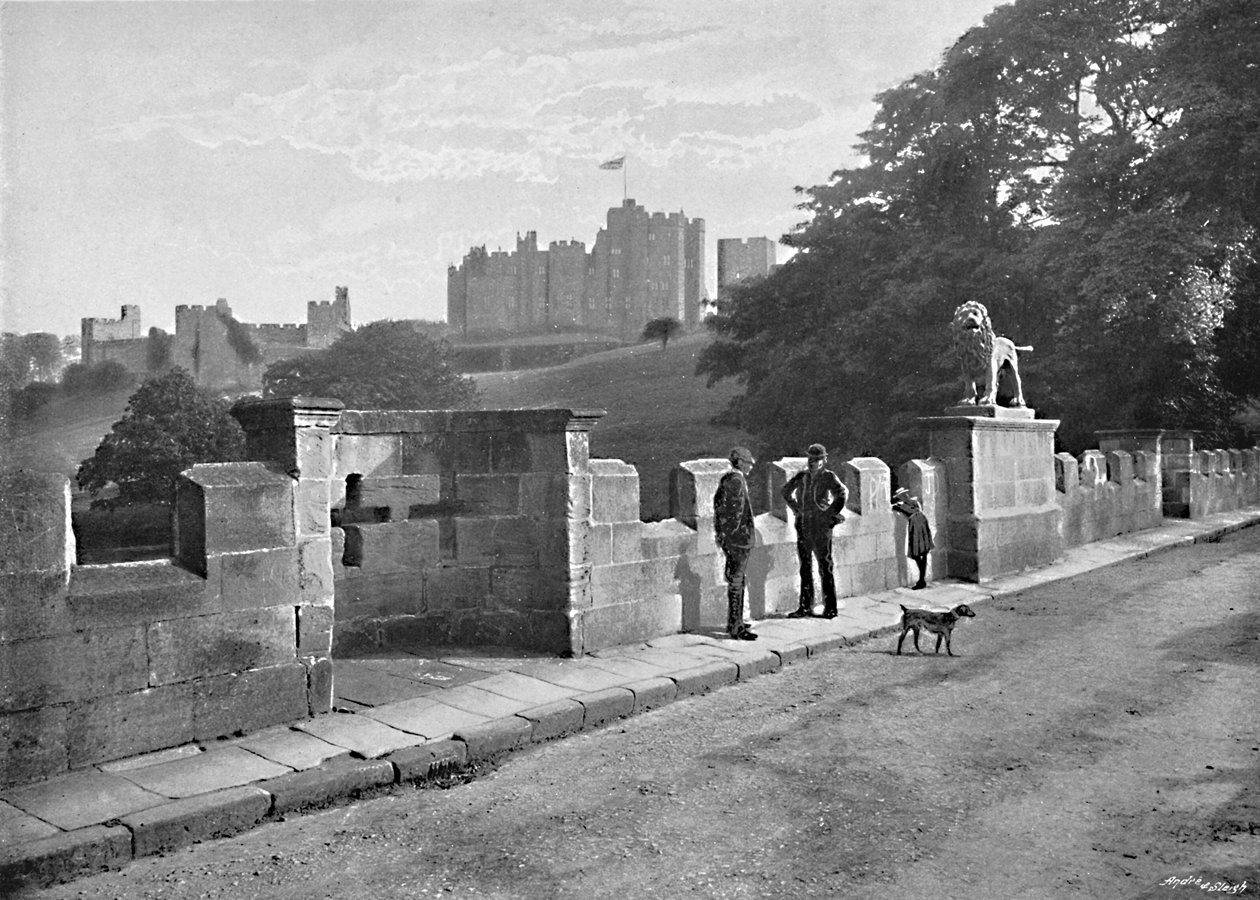 Alnwick: a ponte e o castelo dos leões, c1896 de M. Aunty