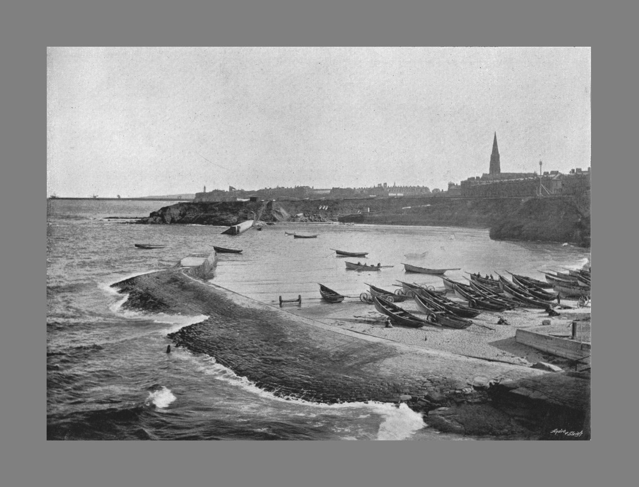 Cullercoats Bay, Tynemouth, c1900 de M. Aunty
