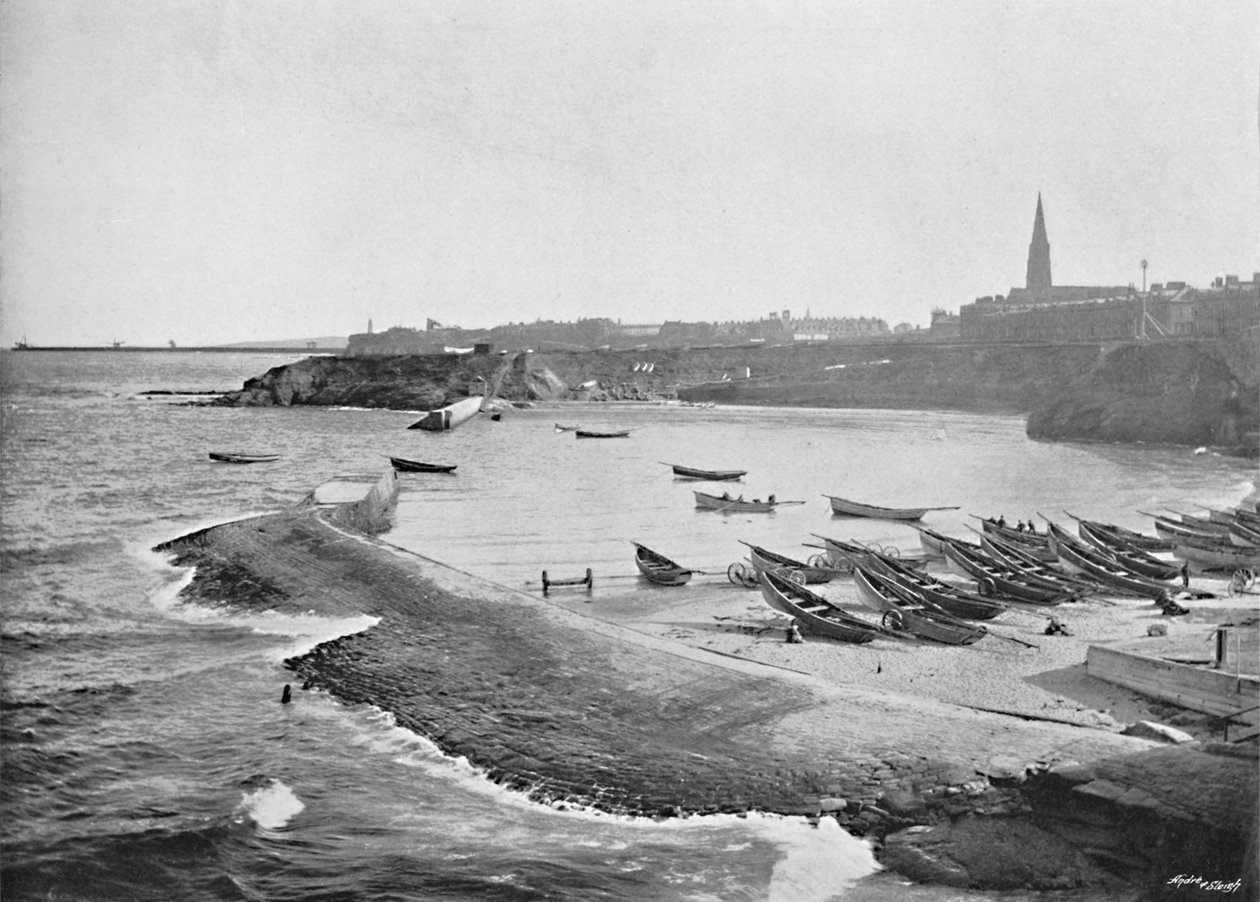 Cullercoats Bay, Tynemouth, c1896 de M. Aunty