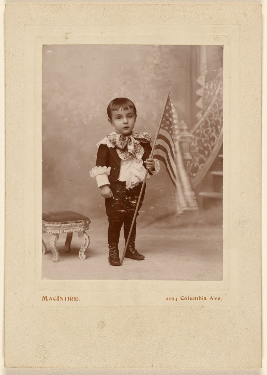[Rapazinho de pé, segurando uma bandeira americana]. de MacIntire
